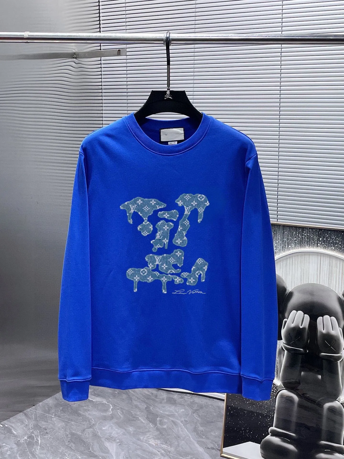 🅿️220 direct batch brand [LV Louis Vuitton] (good news for fat people) 2025ss autumn latest long-sleeved round neck sweatshirt, on sale simultaneously on the official website. Refreshing and breathable. Made of top Tencel Roman. Comfortable and soft. 3D three-dimensional clarity. Super fashion sense. Great gift for personal use. Size: M-5XL (can wear up to 220 pounds)